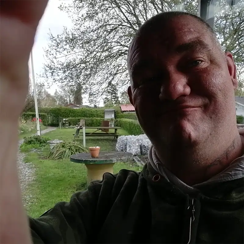 Selvfed og selviscenesat kliché